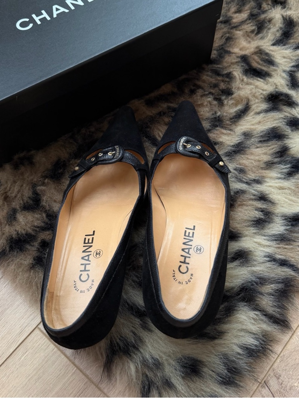 CHANEL Black Pointed Toe Kitten Heels size 37.5 black and gold - Picture 4 of 13